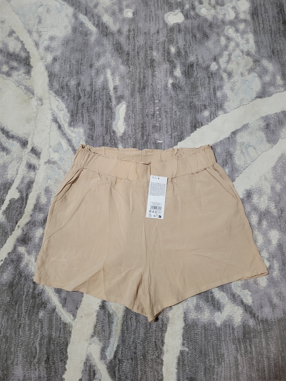 Women's Paperbag Waist Lightweigt Shorts in Beige Size 40 (M)